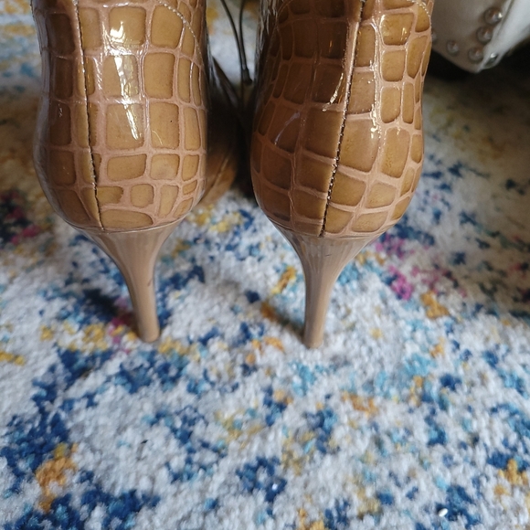 Heels - Picture 4 of 4